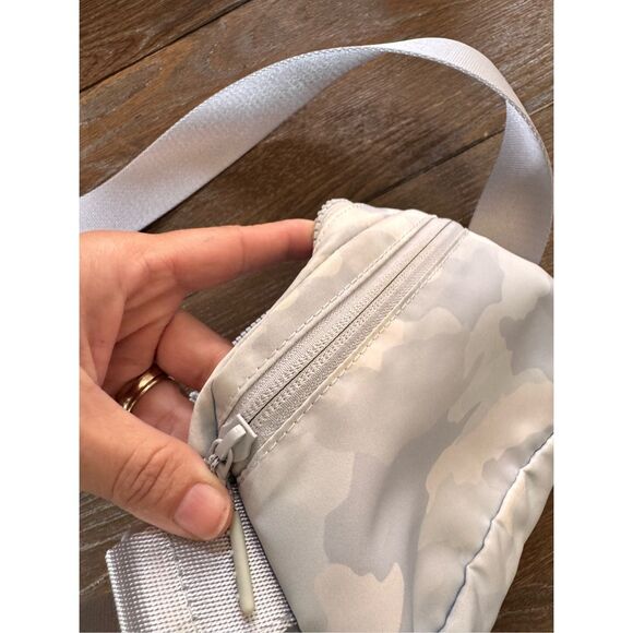 Lululemon Everywhere Belt Bag in Camo - Picture 7 of 10